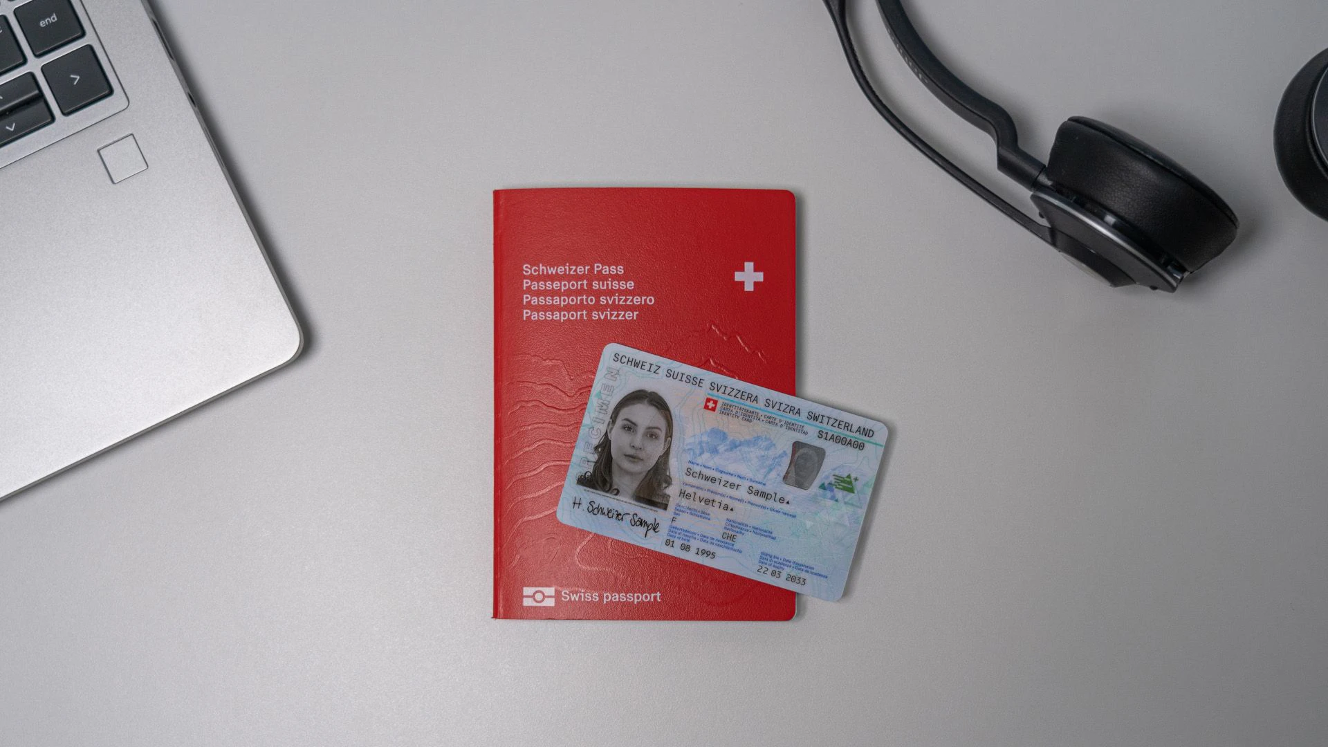 Schweizer Pass und Schweizer Identitätskarte.